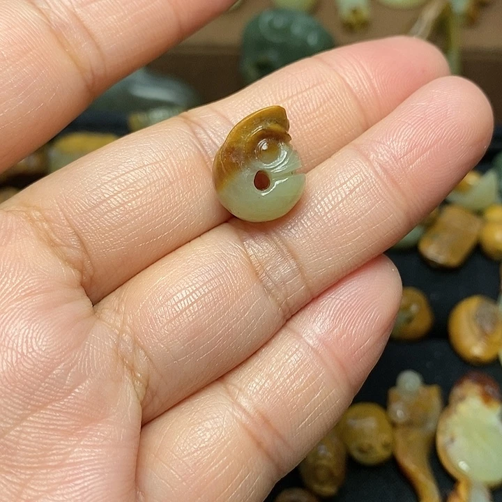 雨***露岫岩河磨玉（透闪石质玉）未镶嵌颈饰