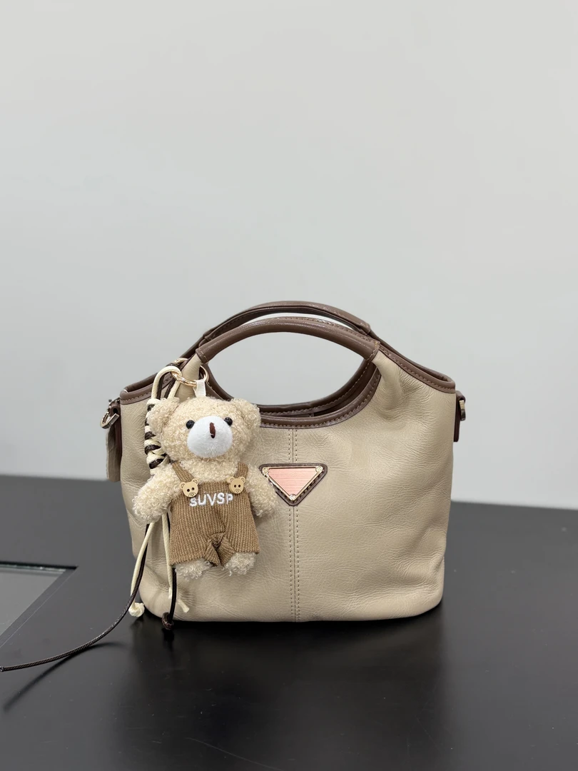 高档女包 纯皮斜挎小包 头层牛皮复古轻奢手拎包配小熊 真皮女包