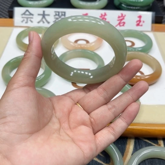 石英质玉手镯未镶嵌卡****A