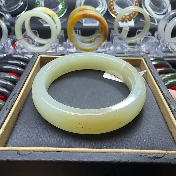 和田玉未镶嵌手镯