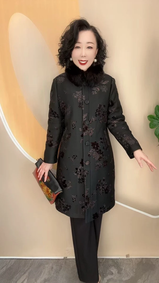 125冬新款优雅妈妈重工提花毛领可拆卸宽松大码厚棉服大衣，98衣长