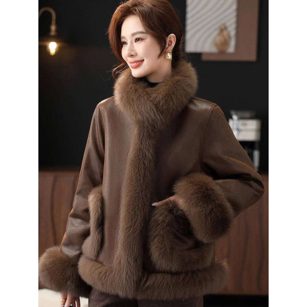 雅鹿妈妈冬装洋气羽绒服女2025新款中老年冬季阔太太贵气免洗皮衣