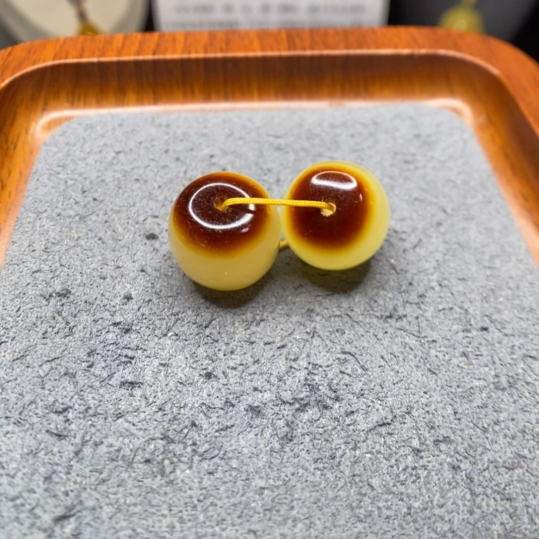 哥***”蜜蜡未镶嵌颈饰郎