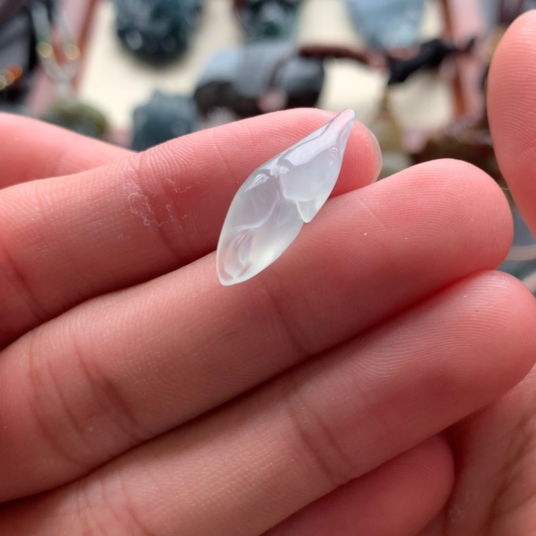 翡翠未镶嵌颈饰玉兰花