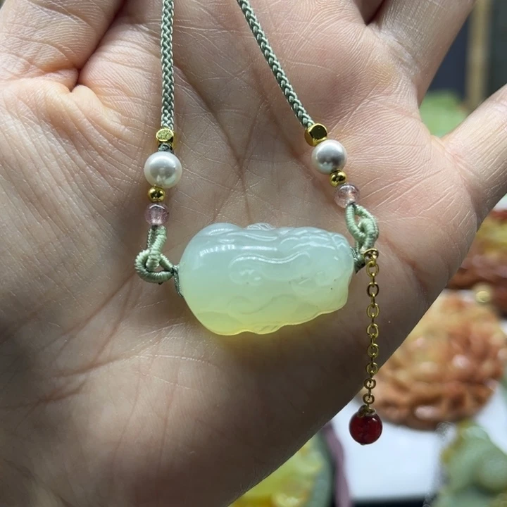 蛇纹石玉未镶嵌颈饰