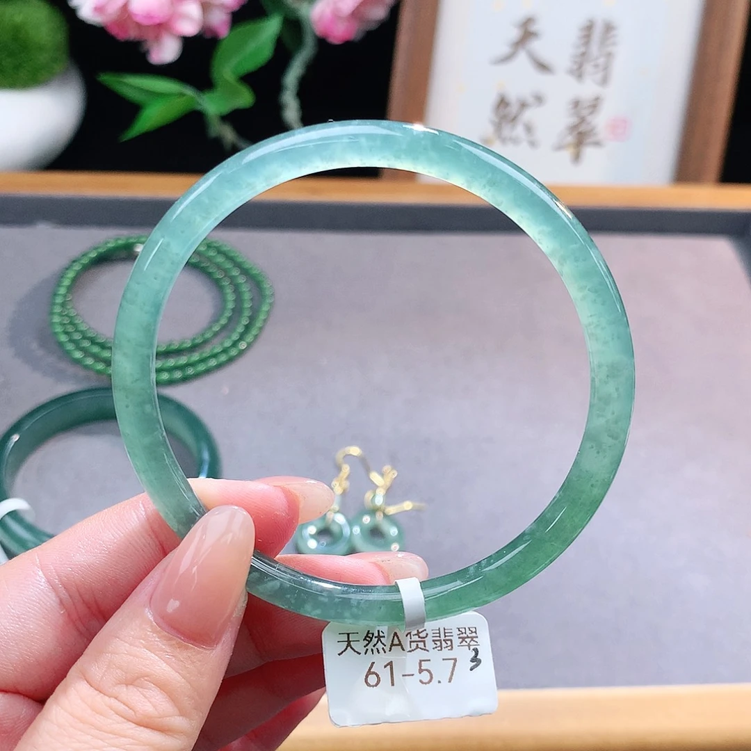 未镶嵌手镯（圆镯）翡翠