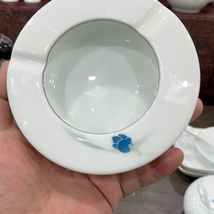 碗釉下五彩的瓷器在