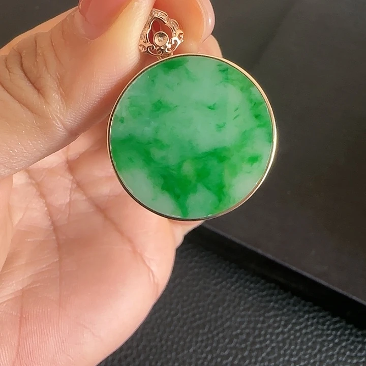 翡翠颈饰18K金镶嵌L圆牌