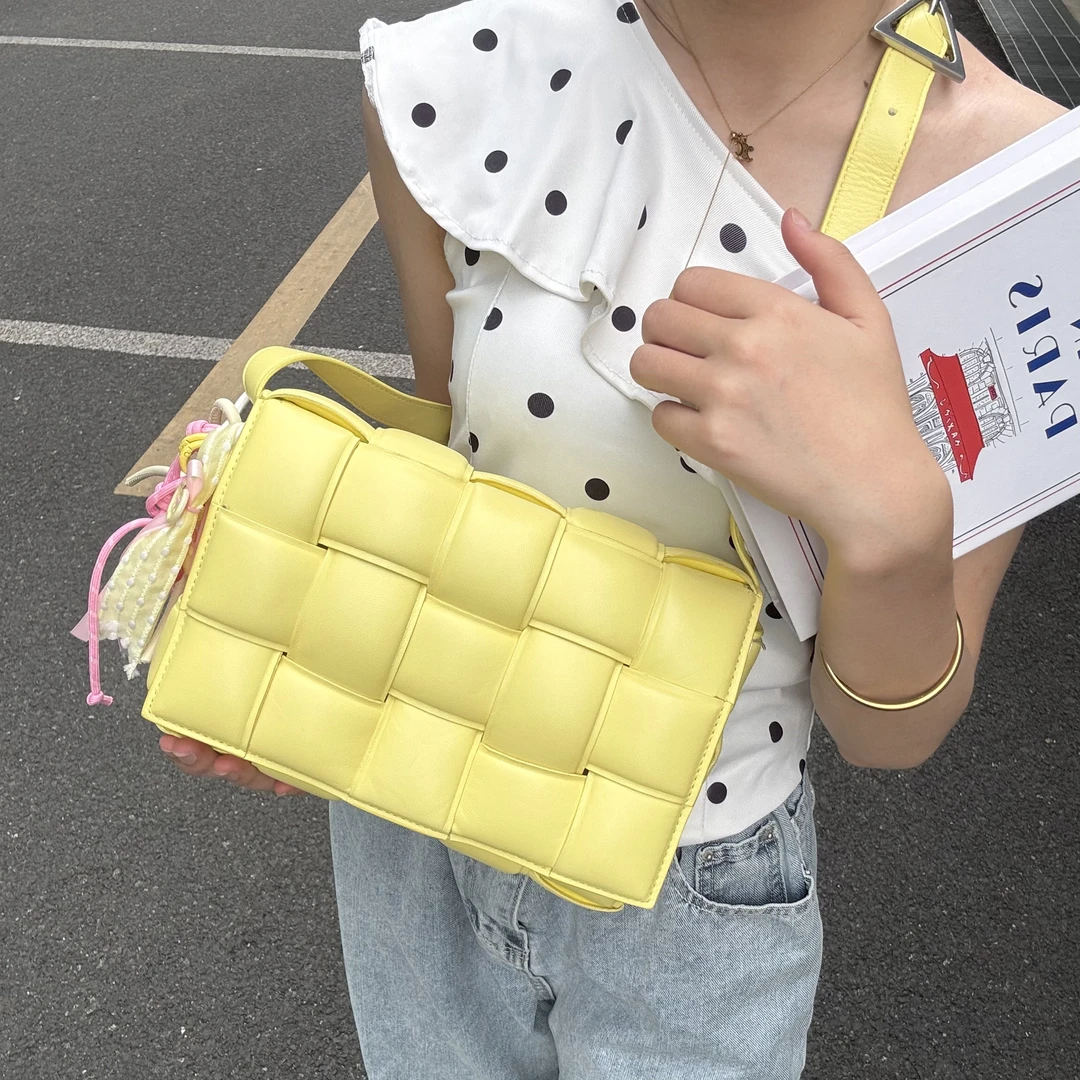 95新 BOTTEGA VENETA/葆蝶家 柠檬黄五格枕头单肩包