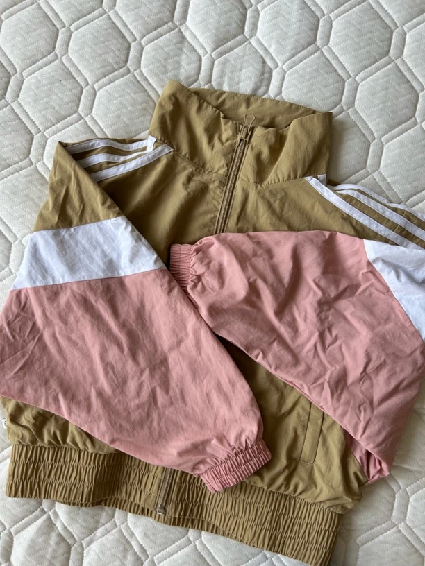 035卡其撞粉运动时尚外套