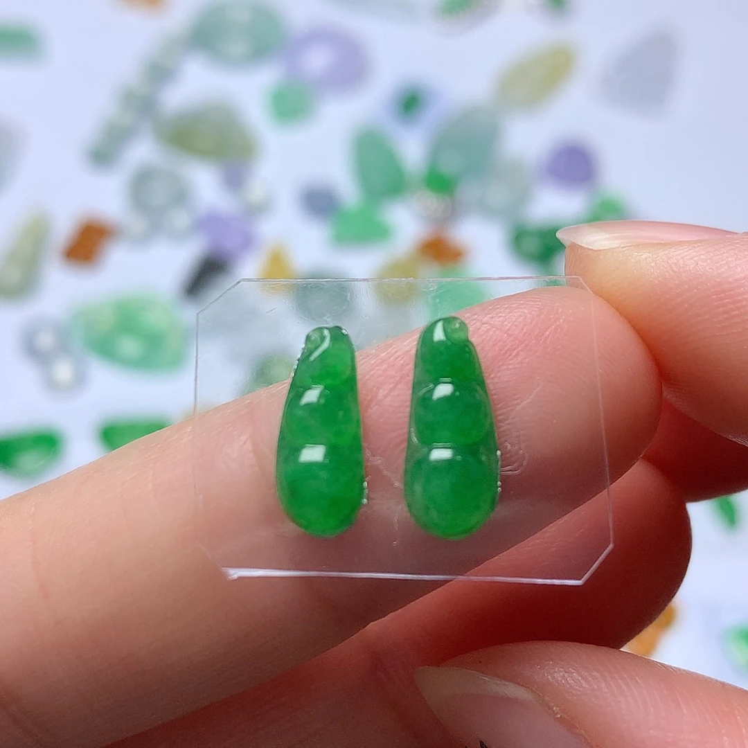 翡翠未镶嵌颈饰豆