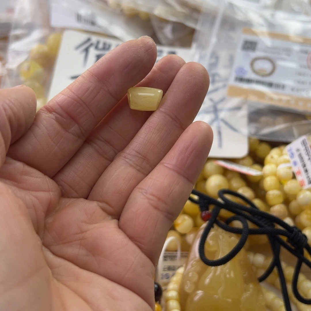 琥珀珠宝奇石未镶嵌