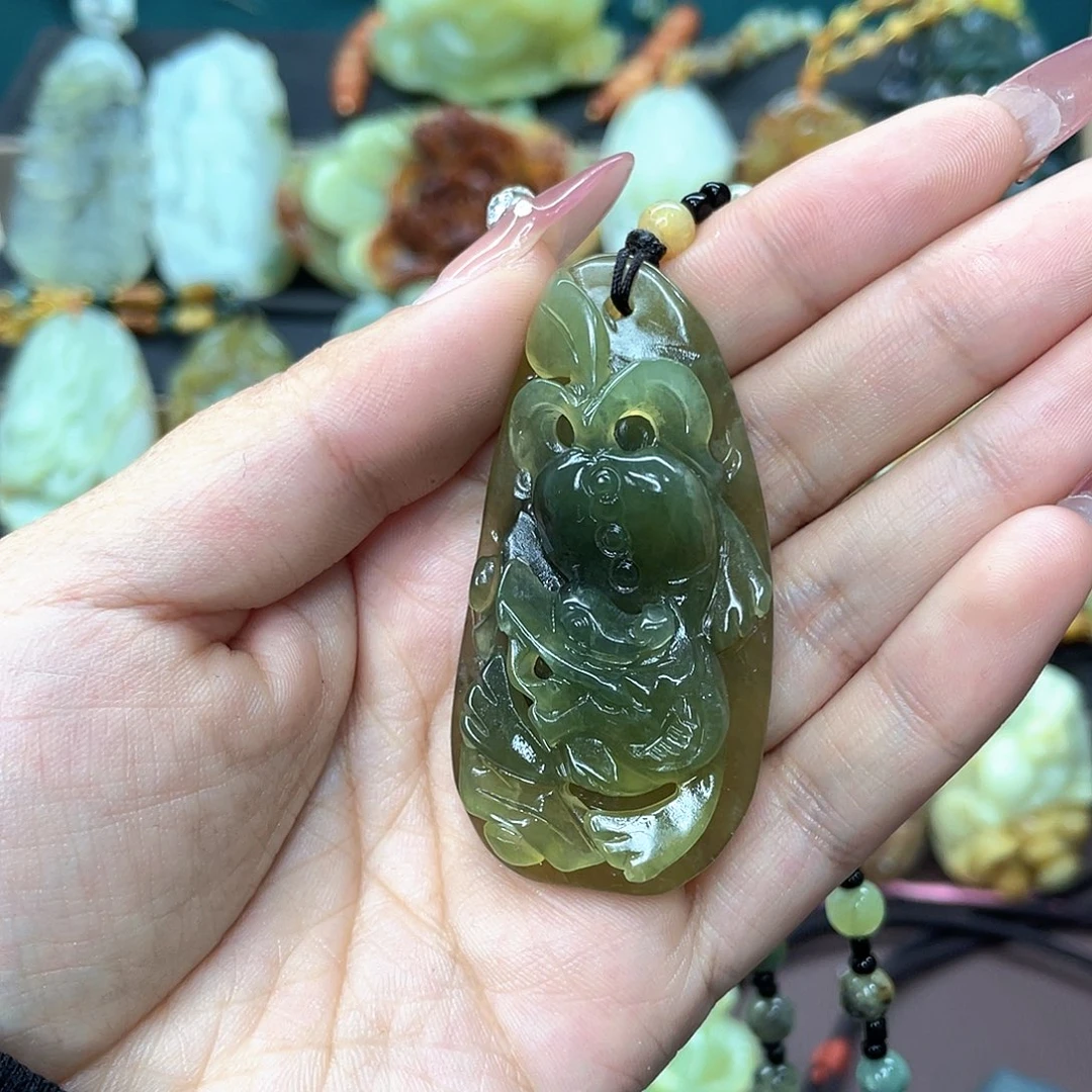 蛇纹石玉颈饰未镶嵌
