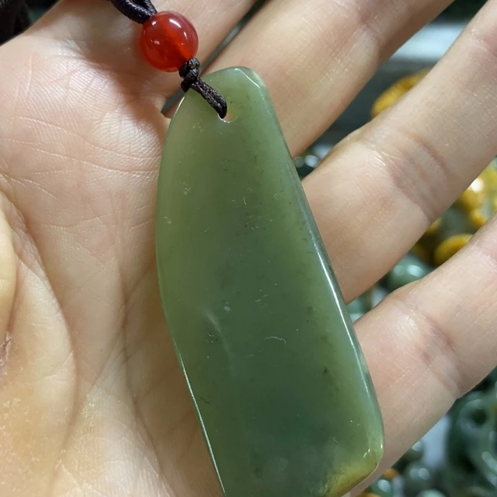 未镶嵌岫岩河磨玉（透闪石质玉）把件