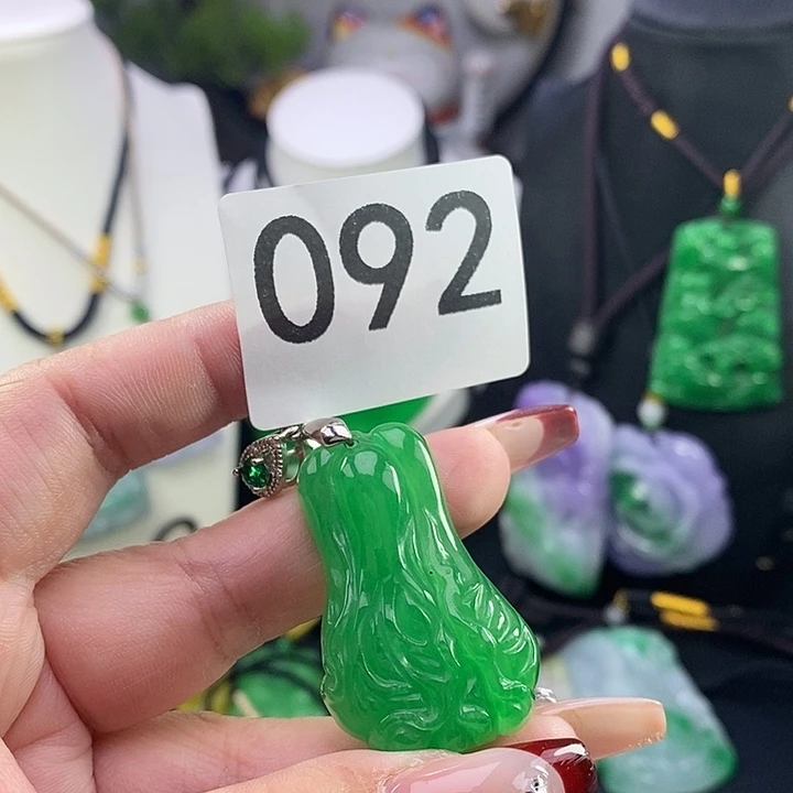 翡翠未镶嵌吊坠(赠链)