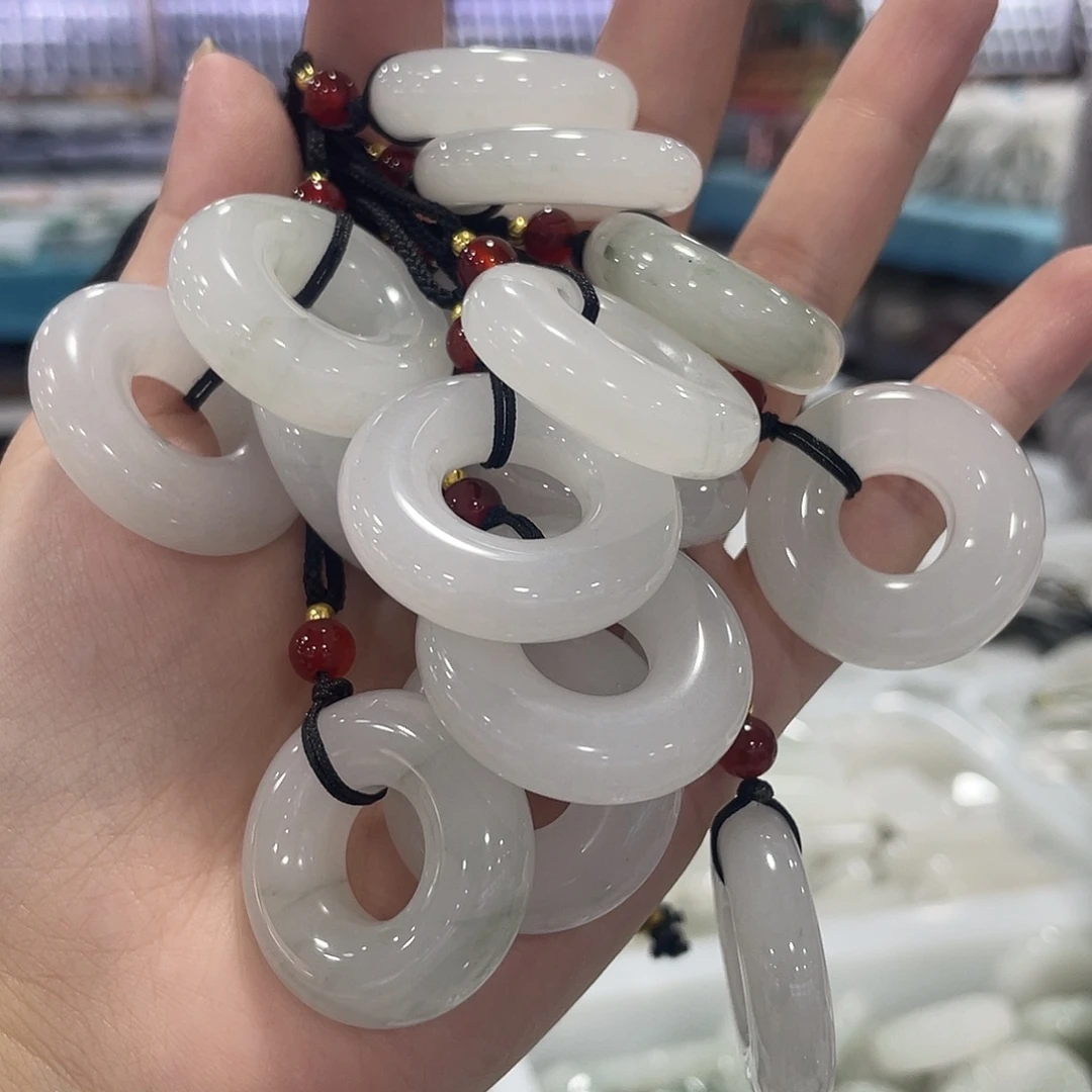 颈饰未镶嵌石英质玉（金丝玉）