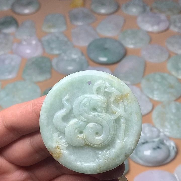 翡翠未镶嵌颈饰蛇