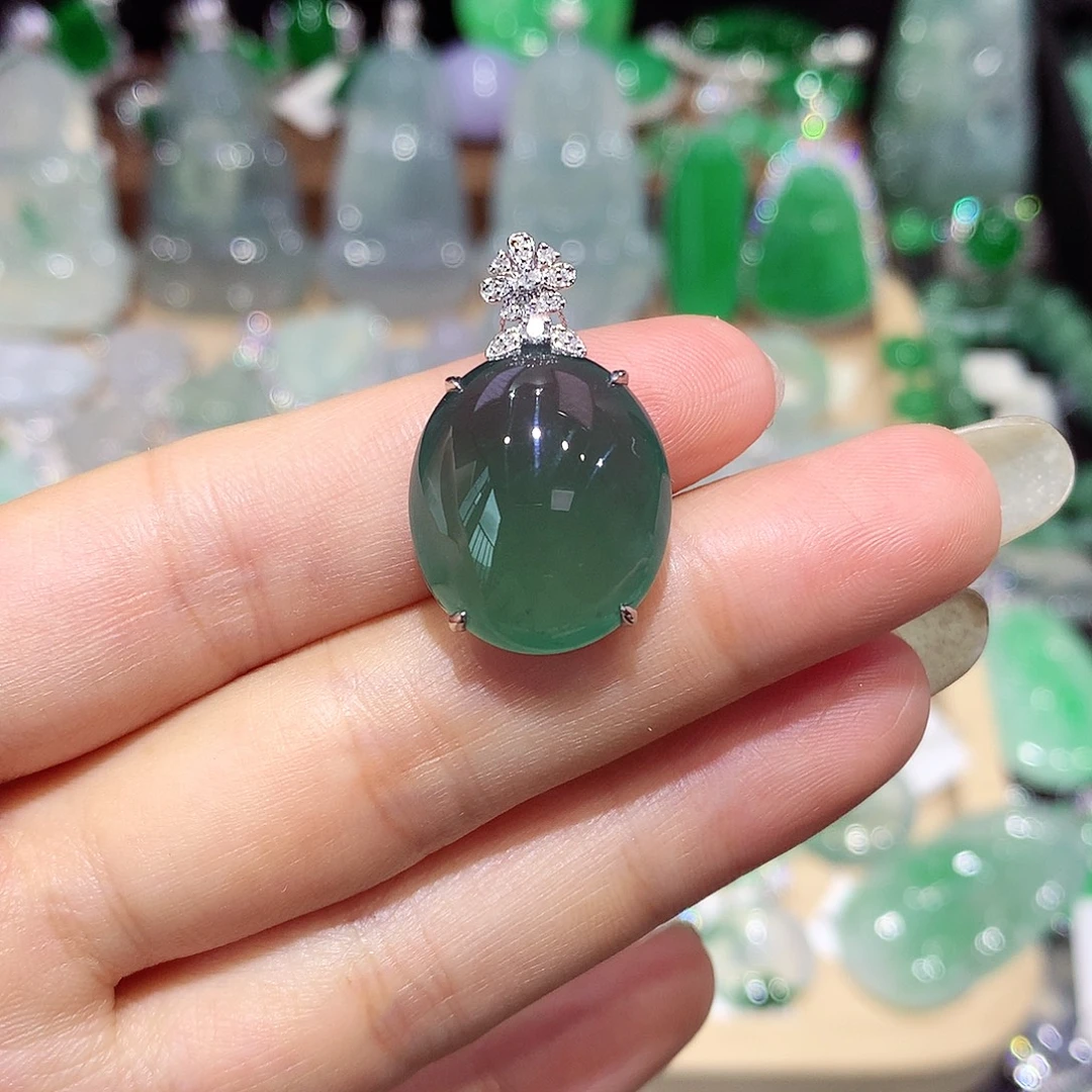 翡翠18K金镶嵌颈饰蛋面