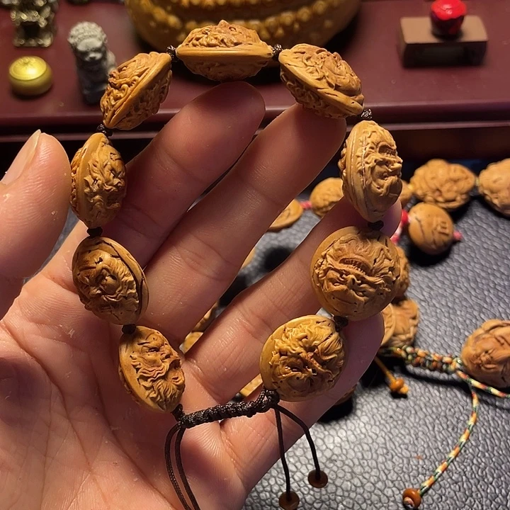 大桃核雕刻瑕疵钟馗头