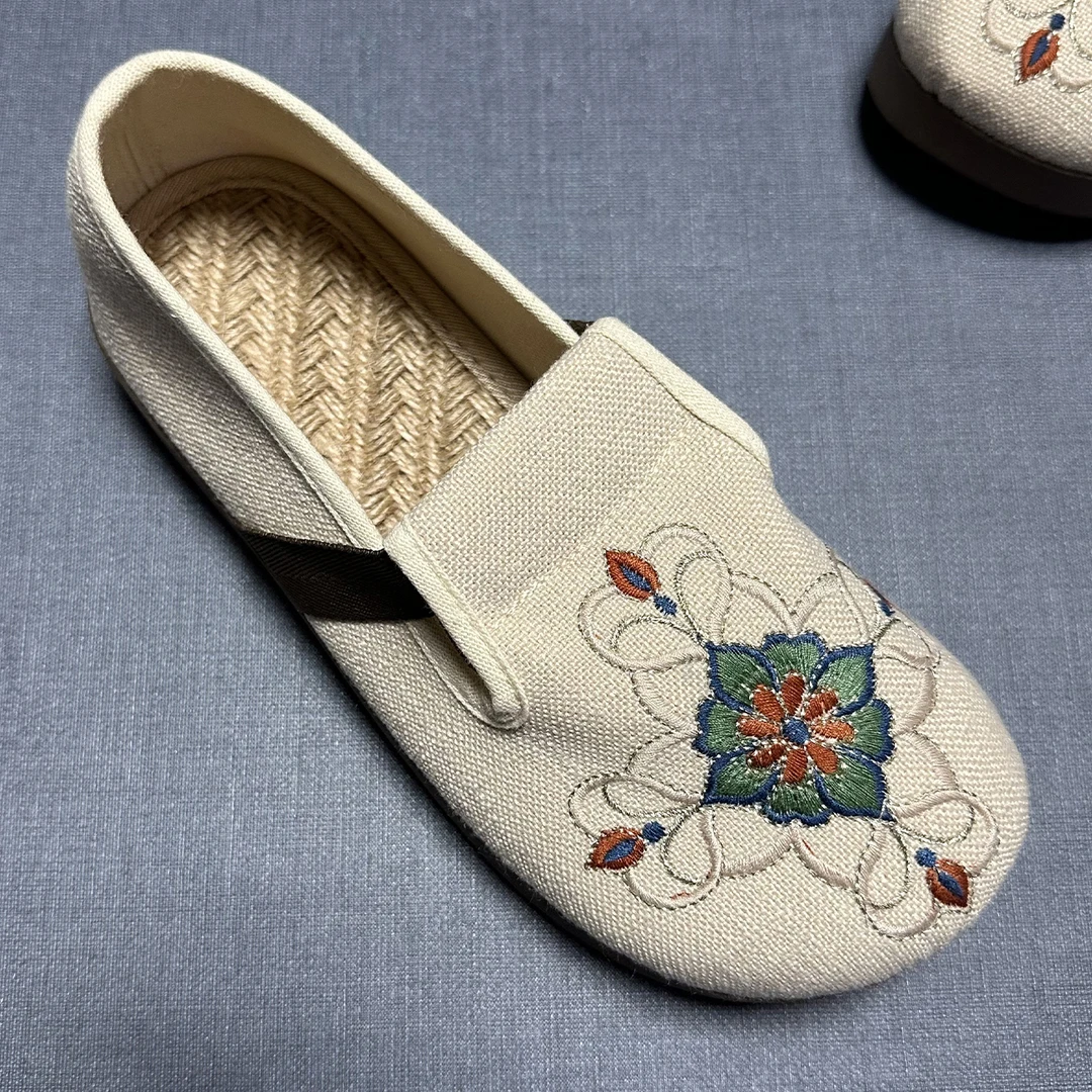 新款老北京布鞋女复古圆头绣花鞋休闲软底套脚鞋牛筋底浅口单鞋子