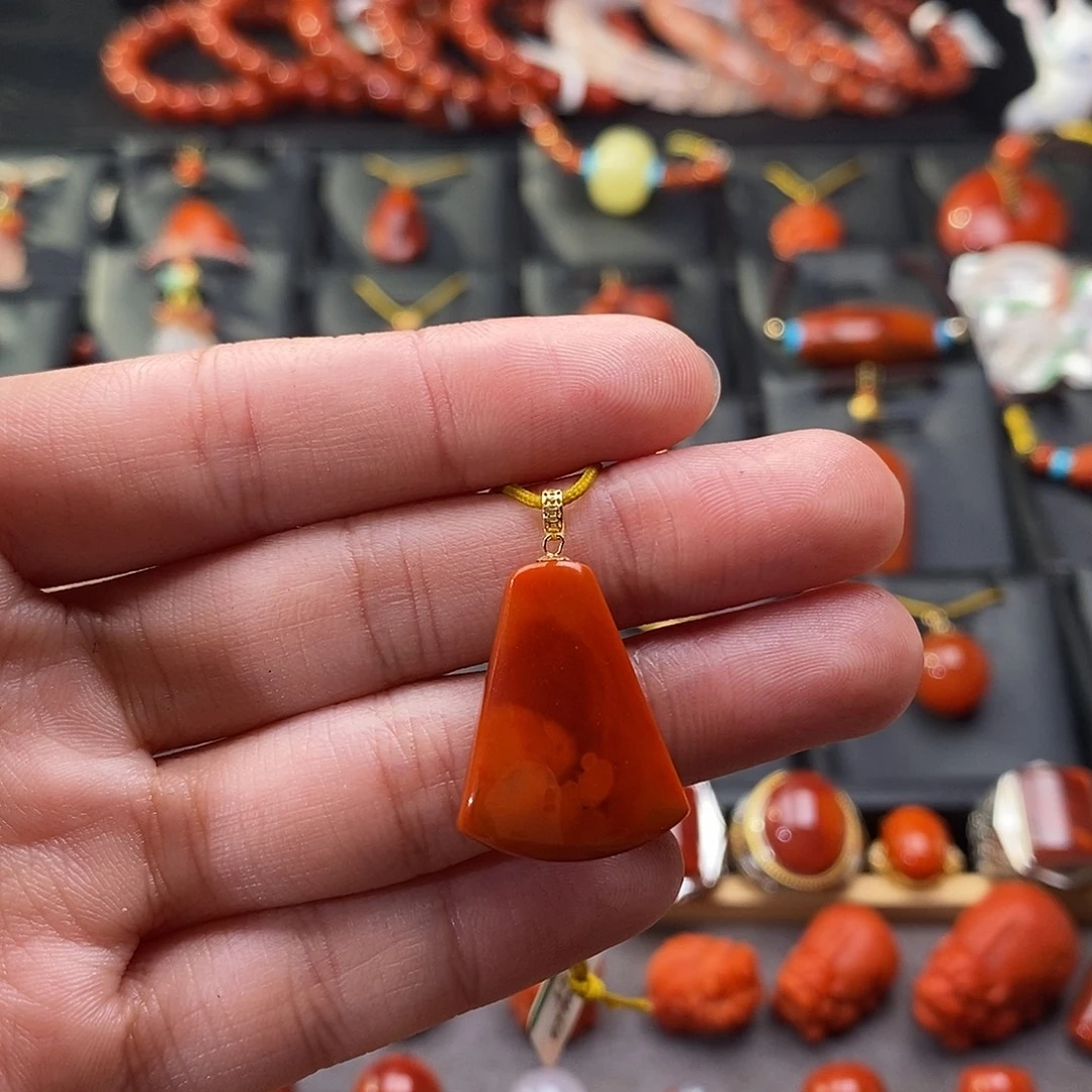 南红玛瑙18K金镶嵌四川凉山无事牌吊坠