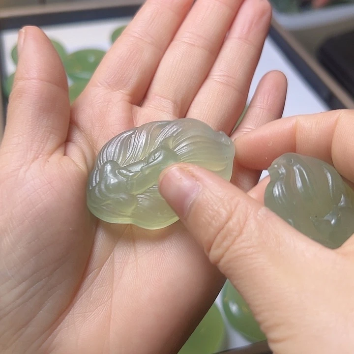 朋***.蛇纹石玉未镶嵌颈饰