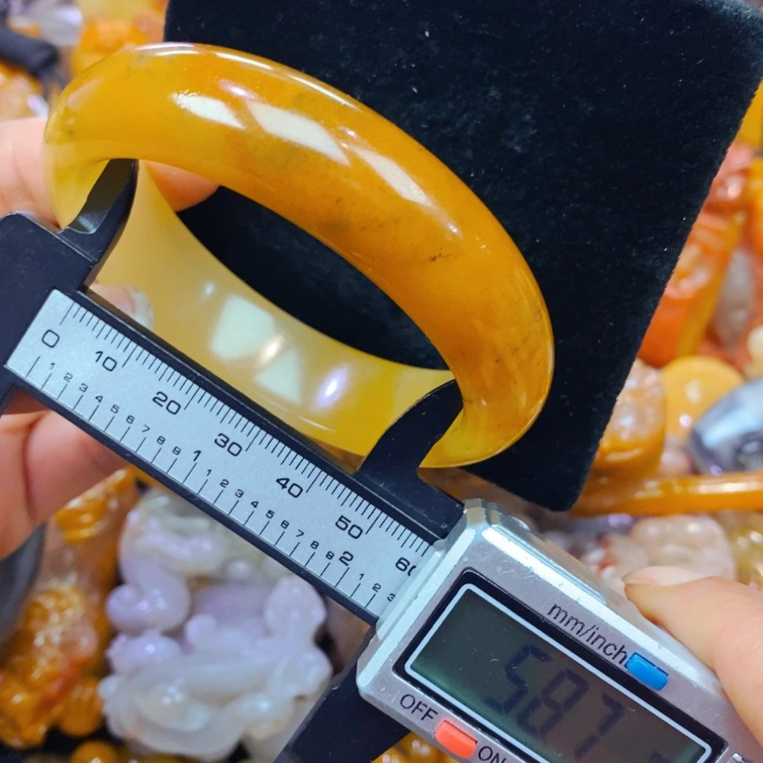 未镶嵌石英质玉（黄龙玉）颈饰
