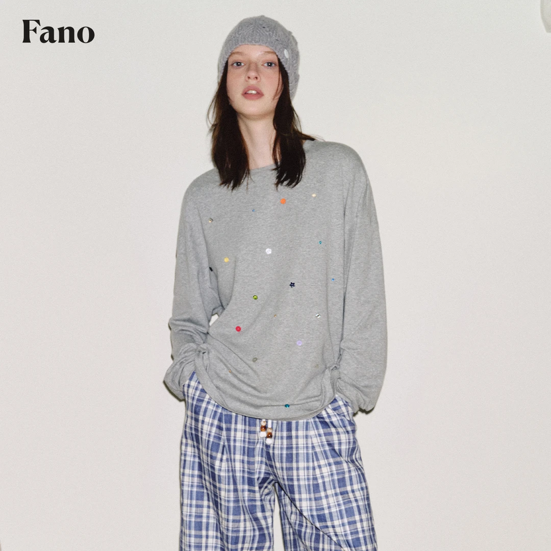 3.20上新 舒适主义“miu系彩色手工钻扣”松弛圆领长袖T恤FC25S213