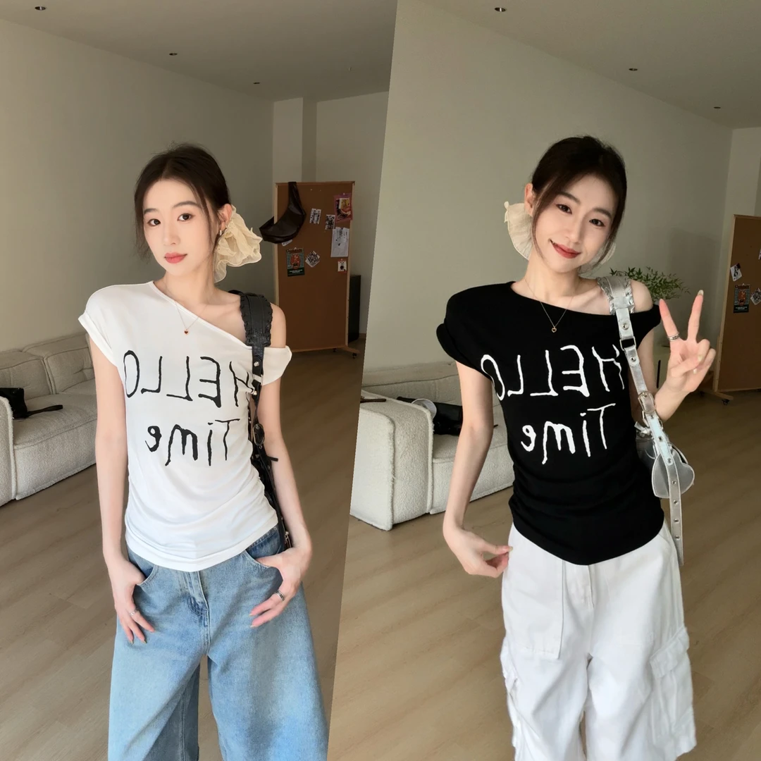 韩系甜辣字母斜肩T恤女夏季捏褶修身设计感辣妹白色显瘦百搭上衣