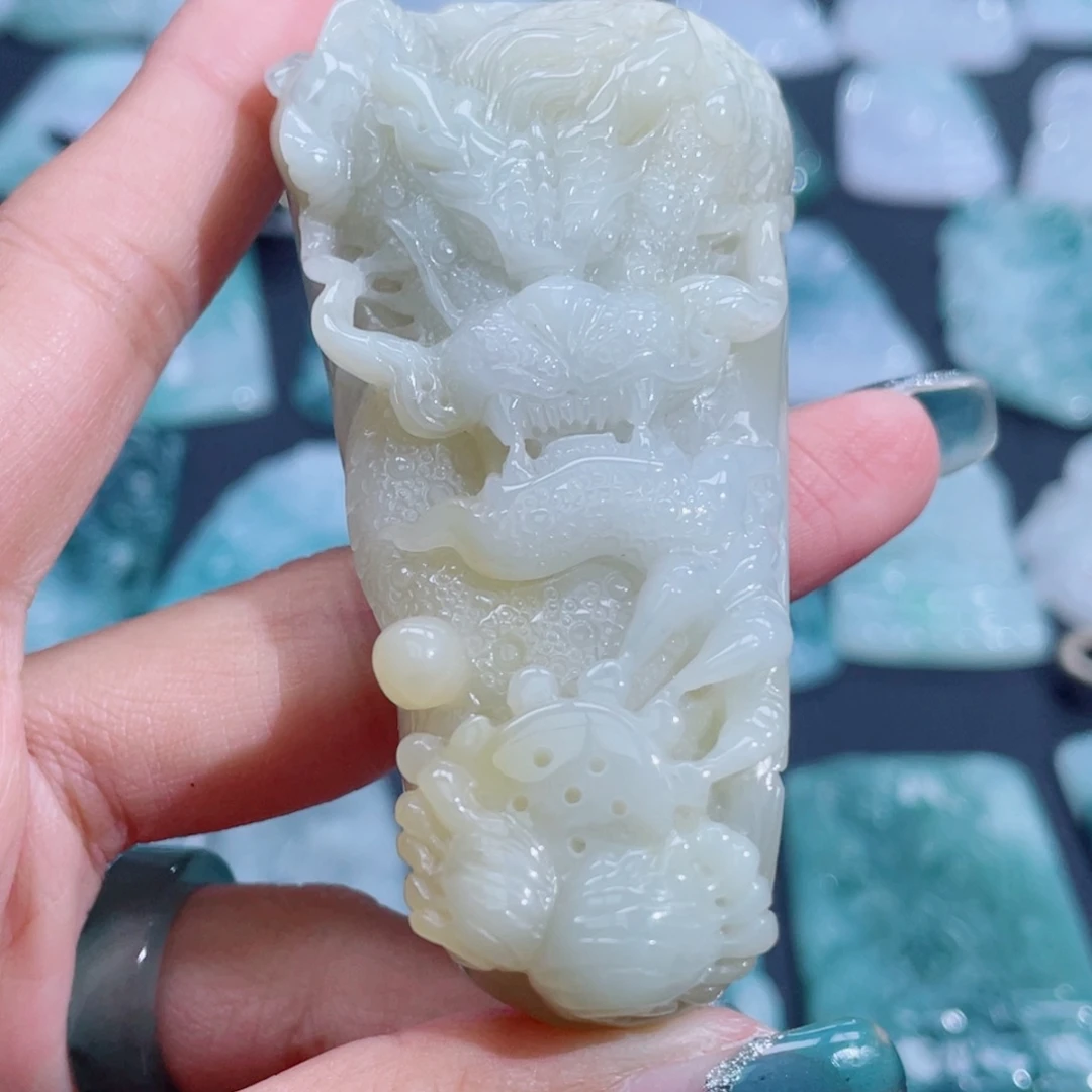 翡翠未镶嵌颈饰龙牌