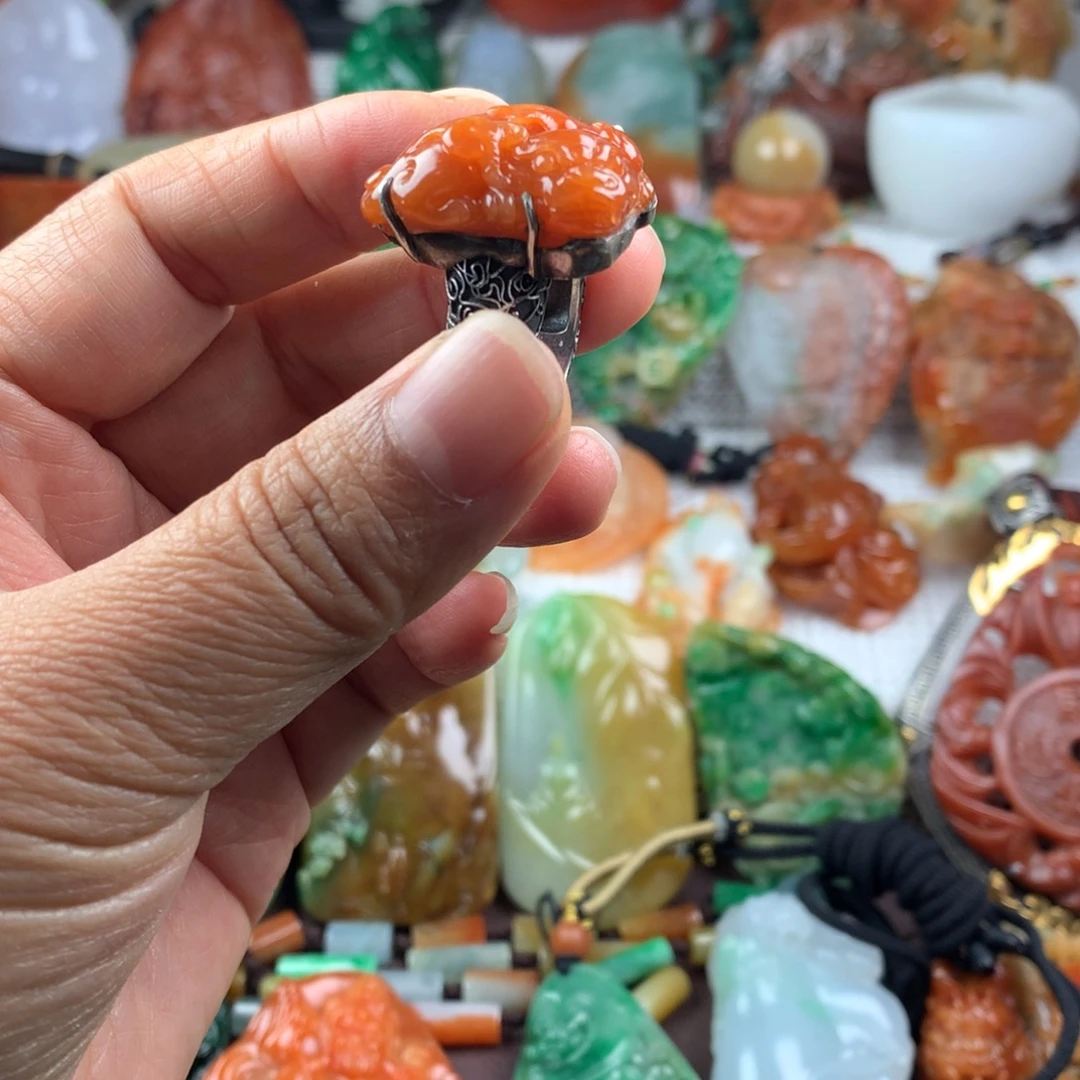 滕***飞翡翠未镶嵌颈饰戒指