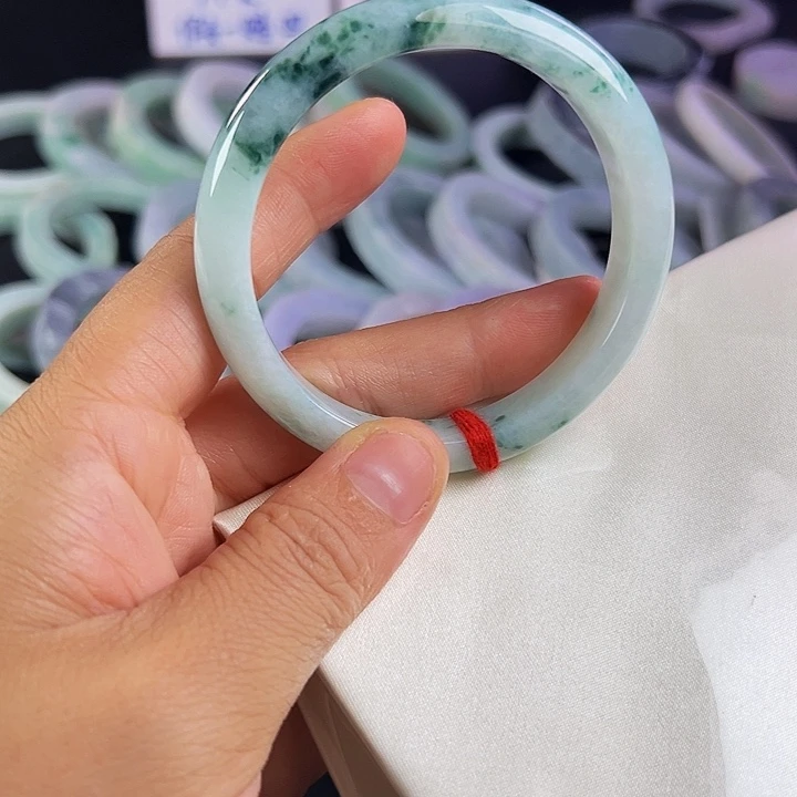 翡翠手镯未镶嵌翡翠