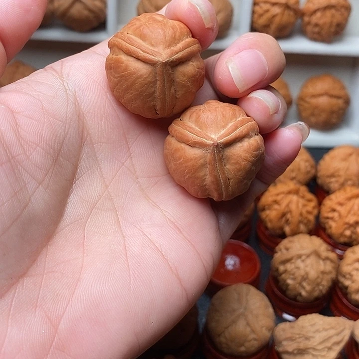文玩核桃吊坠三棱