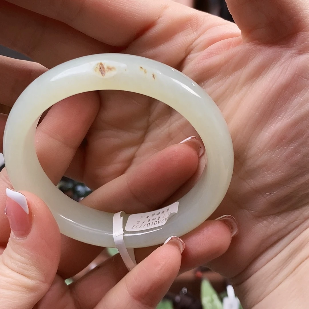 和田玉手镯未镶嵌跟****人