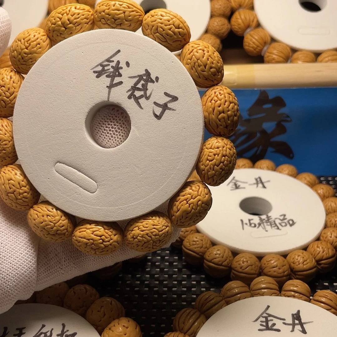 鑫***霖桃木钱袋子桃核，皮质好，密度大