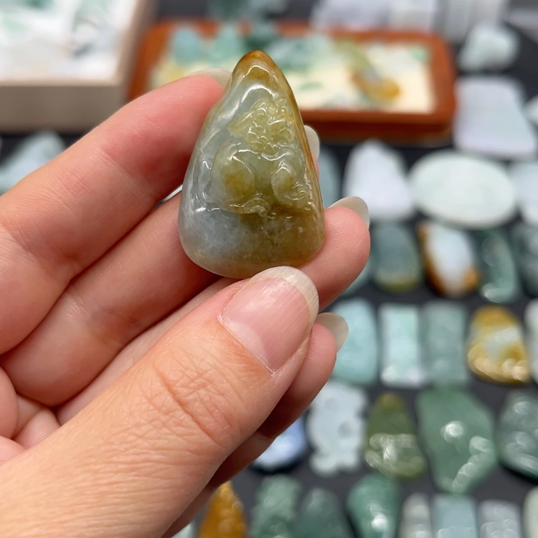 翡翠未镶嵌颈饰貔貅