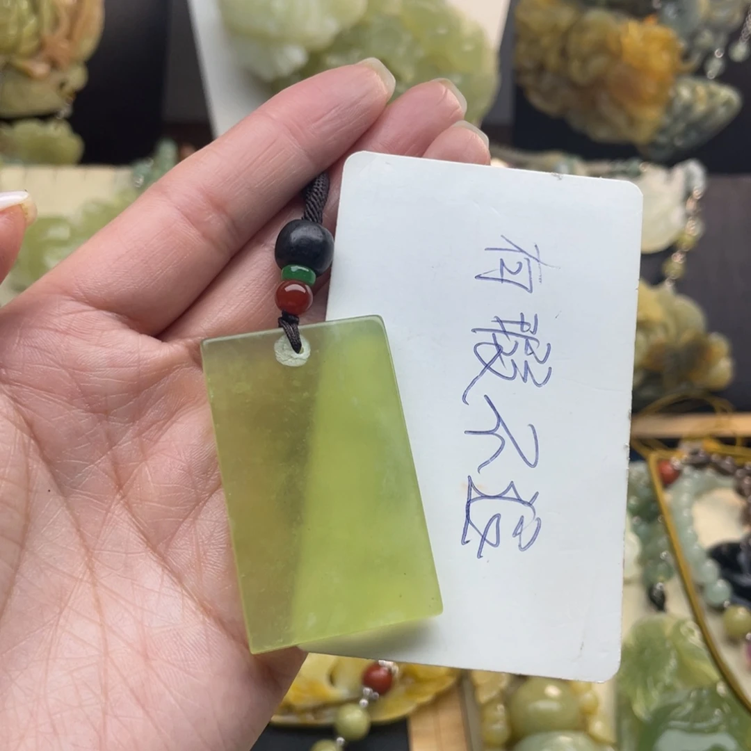 蛇纹石玉颈饰未镶嵌
