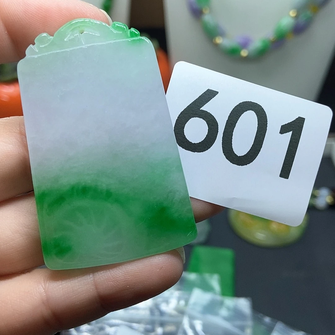 翡翠吊坠(赠链)未镶嵌