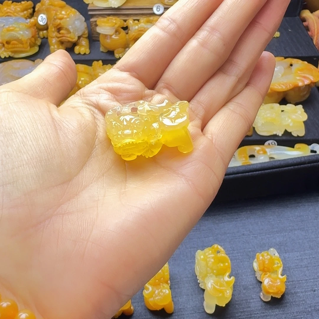 石英质玉（黄龙玉）未镶嵌颈饰