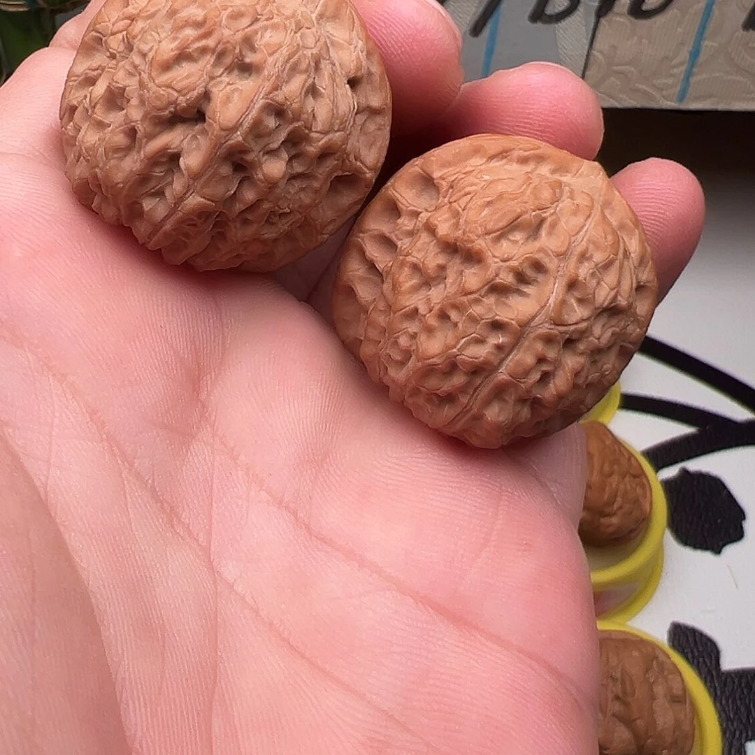 文玩核桃吊坠血麒麟33