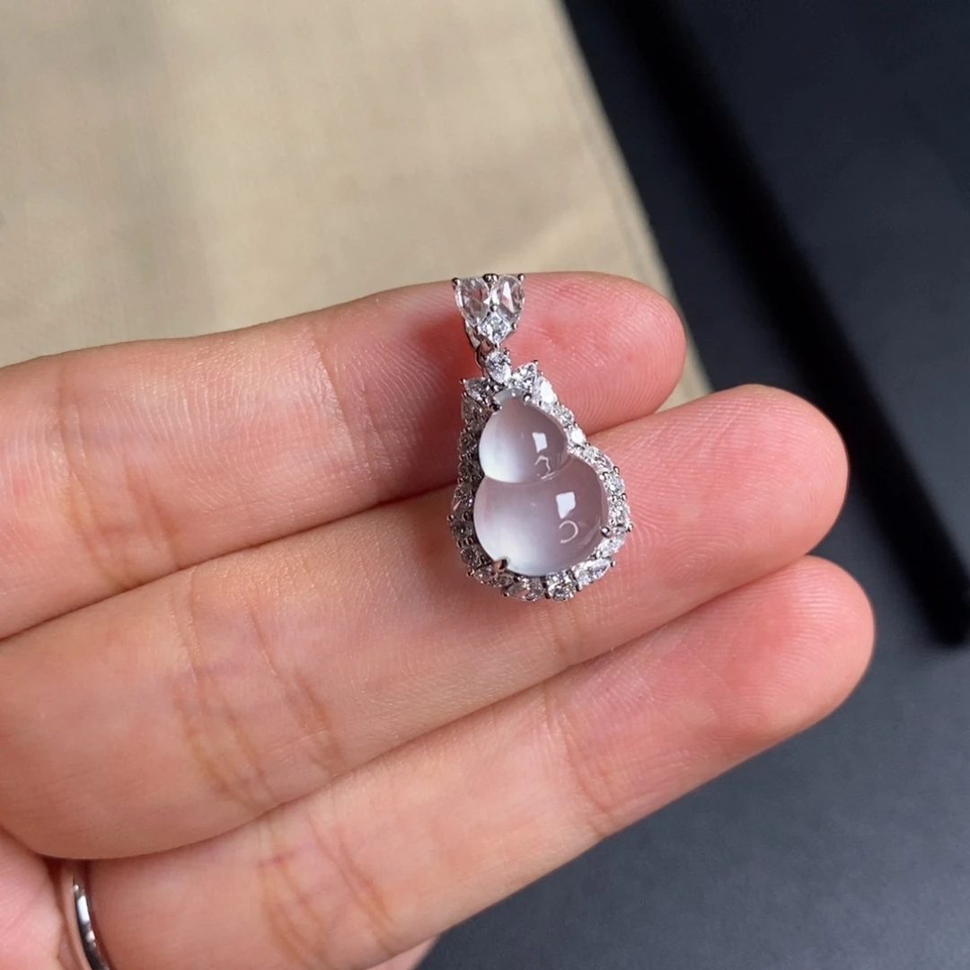 翡翠18K金镶嵌颈饰葫芦