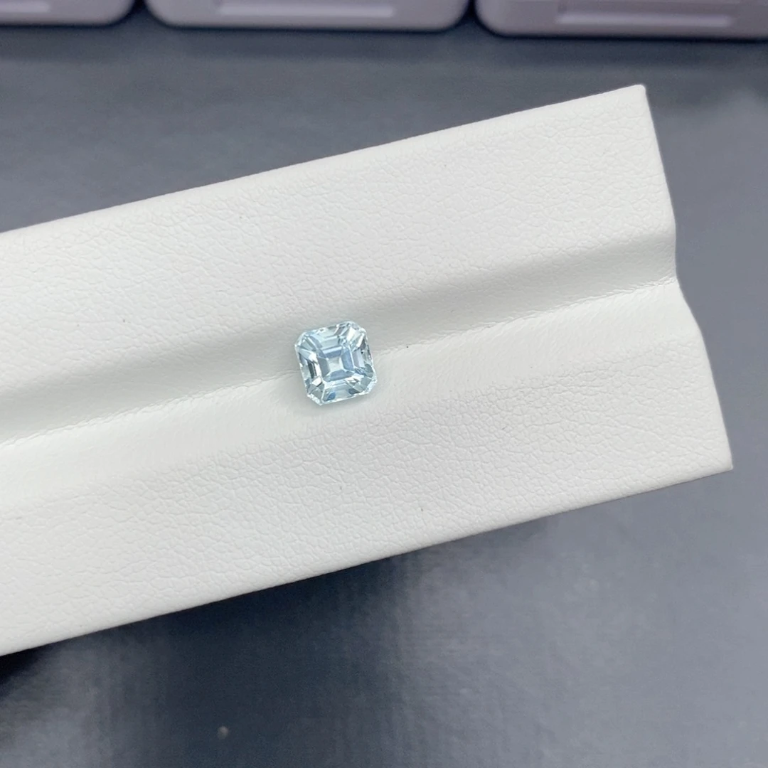 海蓝宝石裸石未镶嵌1.06克拉