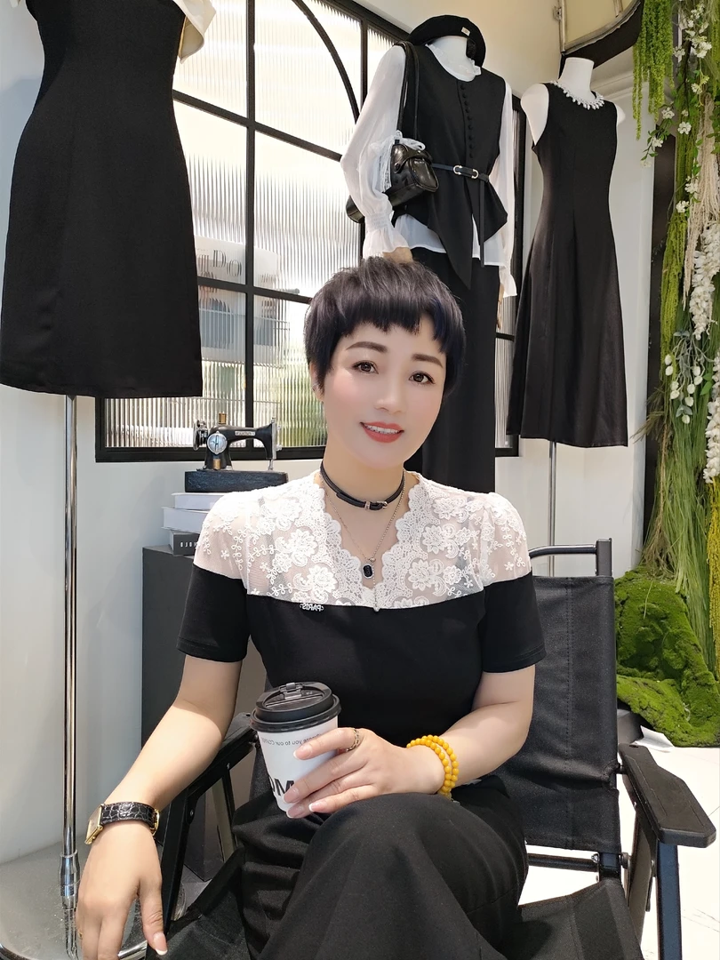 836#夏季新款刺绣蕾丝拼色设计时尚百搭设计师款上衣