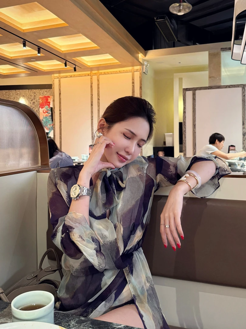 OOPPSI服饰 法式高冷御姐风高端晕染V领雪纺连衣裙新款夏季度假裙