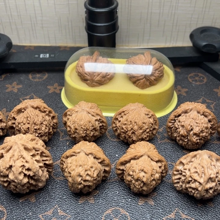 文玩核桃吊坠白狮子