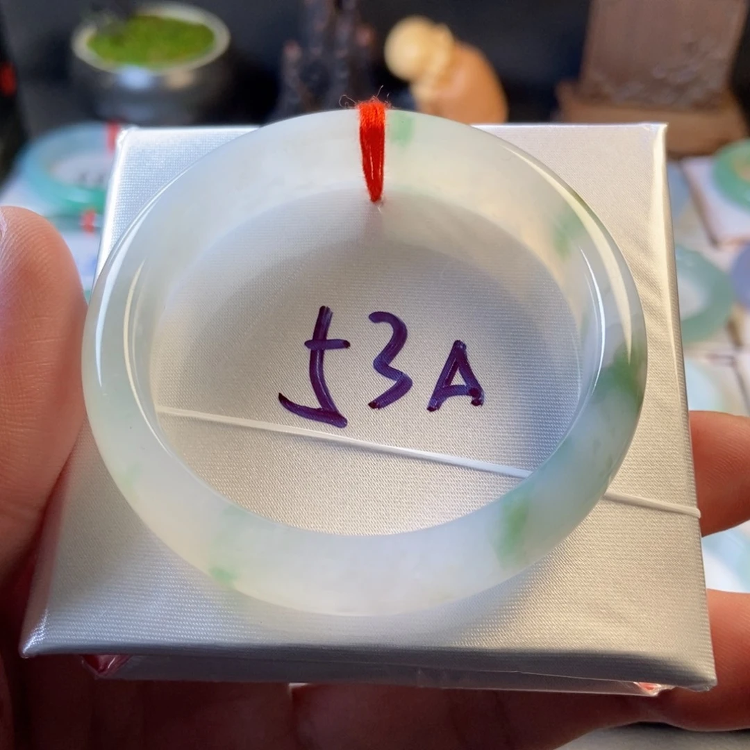 翡翠未镶嵌手镯14、种水飘绿