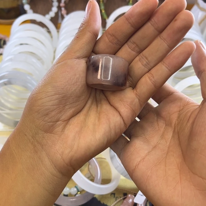 石英质玉未镶嵌颈饰