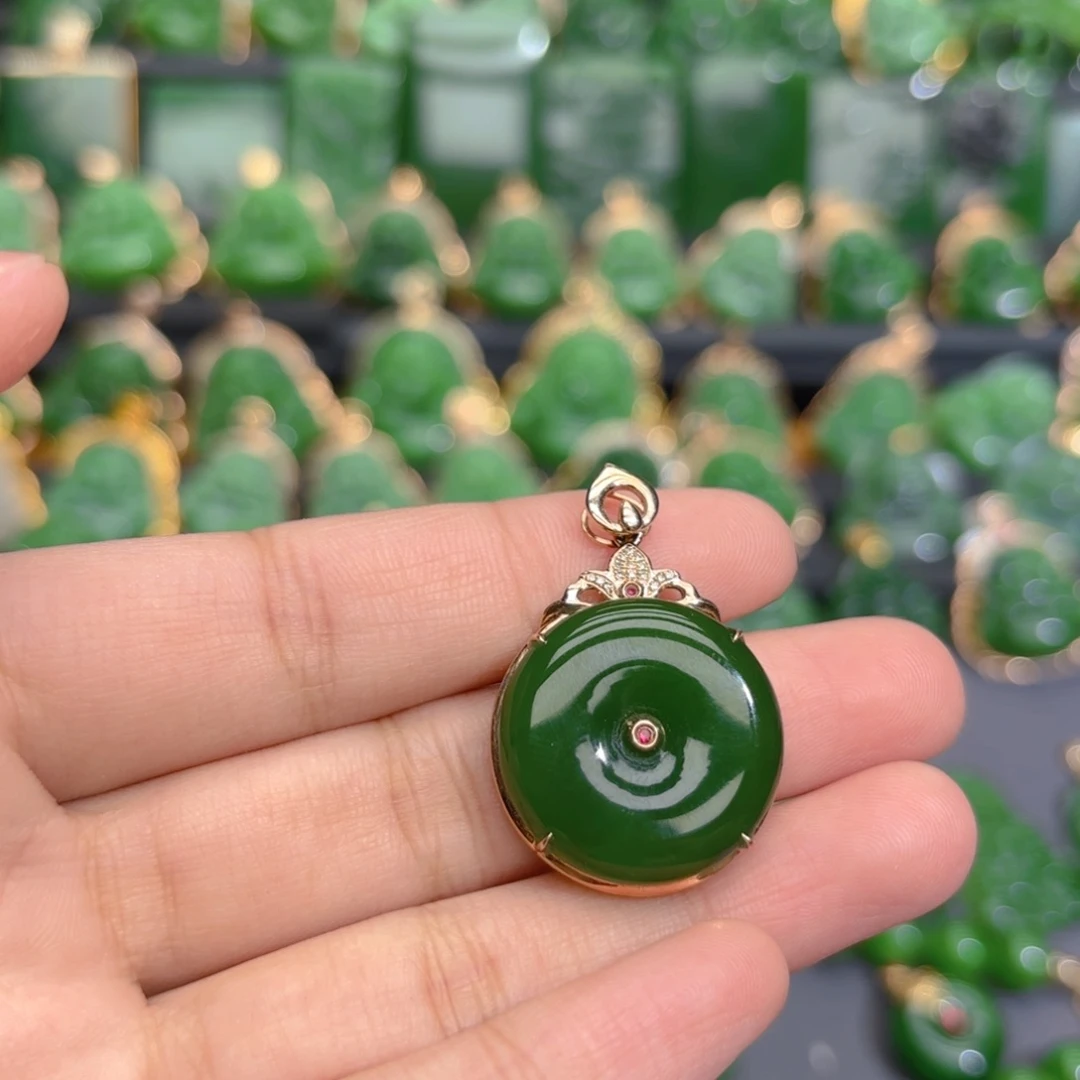 颈饰18K金镶嵌和田玉（碧玉）