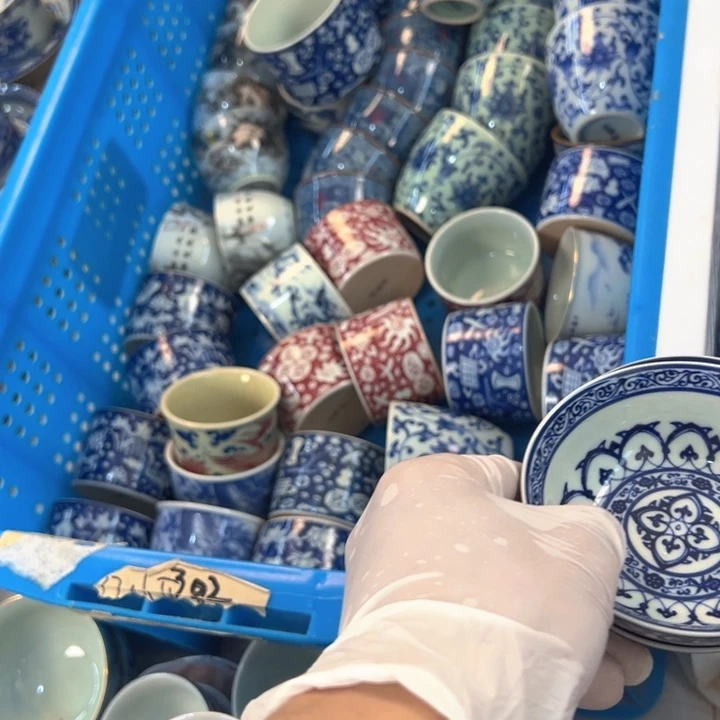 瓷片白青花宝相普洱杯微瑕