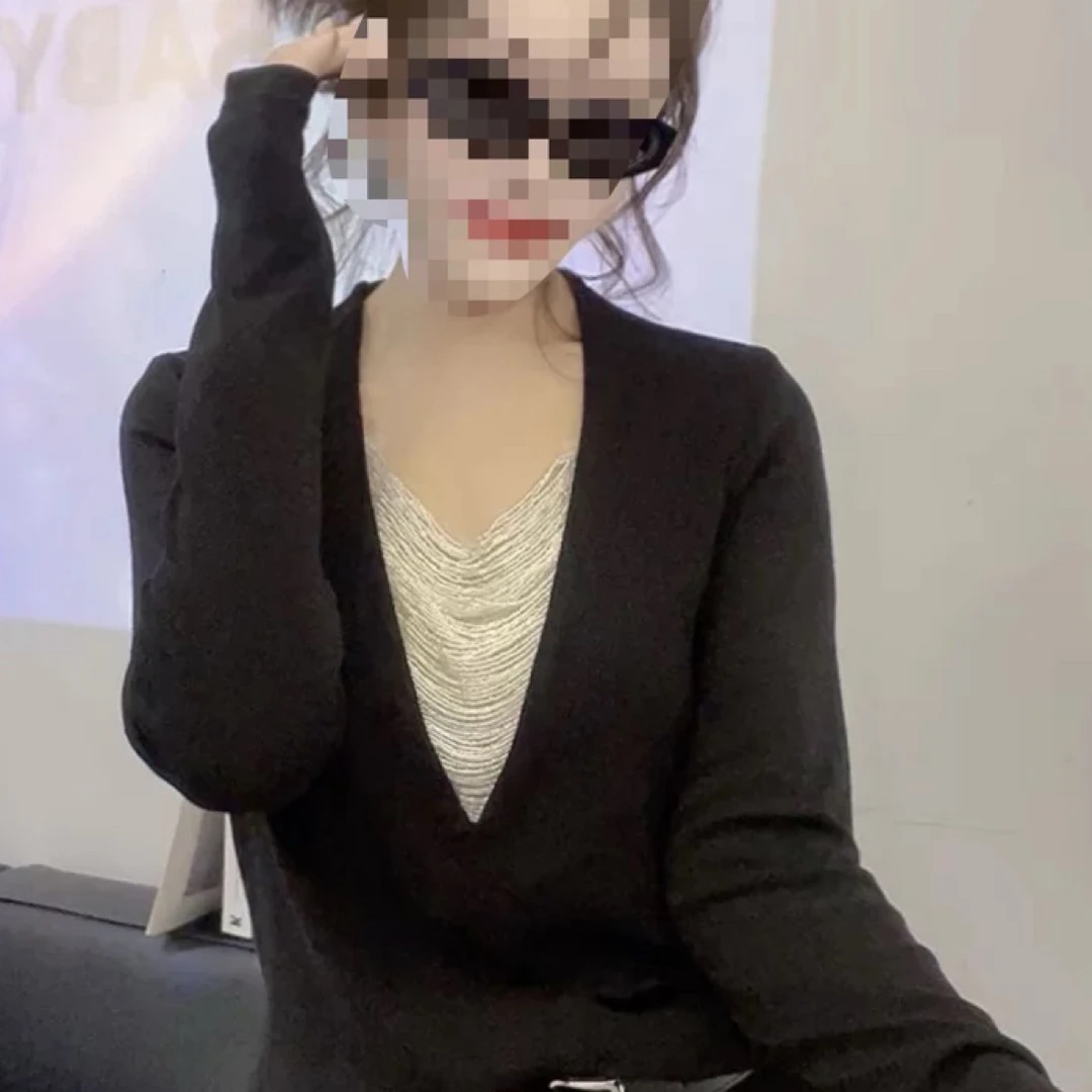 大码秋季新款洋气气质设计感V领别致长袖工艺显瘦上衣衫女3065